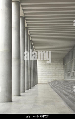 Columnade Perspektivansicht des Palazzo dei Congressi in Rom (helle Version). Stockfoto