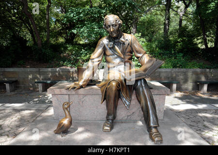 Die Hans Christian Andersen-Statue im Central Park, Manhattan, New York, Vereinigte Staaten von Amerika. Stockfoto