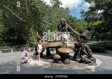 Kinder klettern auf die Alice im Wunderland Skulptur im Central Park, Manhattan, New York, Vereinigte Staaten von Amerika. Stockfoto