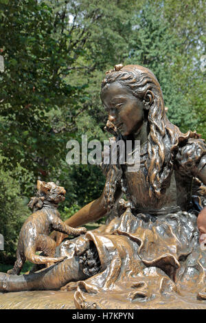 Alice und die Grinsekatze ausführlich über die Alice im Wunderland-Skulptur, Central Park, Manhattan, New York, Vereinigte Staaten von Amerika. Stockfoto