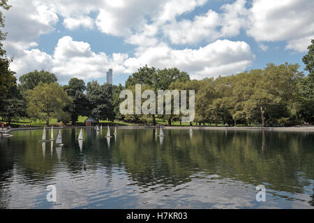 Modell Boote am Konservatorium Wasser im Central Park, Manhattan, New York, Vereinigte Staaten von Amerika. Stockfoto