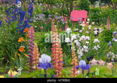 Gartenbank, Schreiners Iris Gardens, Keizer, Oregon anzeigen Stockfoto