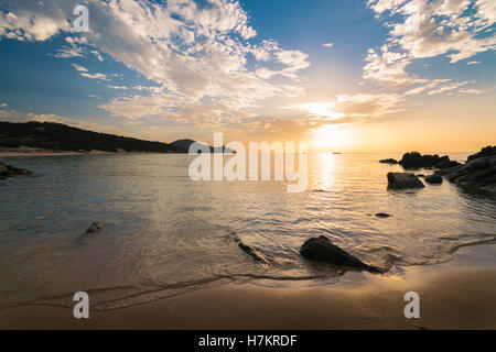 Sonnenaufgang am Strand von Chia, Insel Sardinien, Italien. Stockfoto