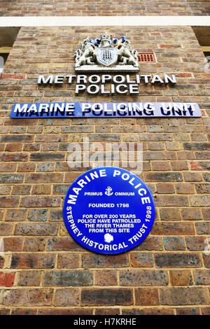 Zeichen vor dem Sitz des Metropolitan Polizei Marine Polizei-Einheit, Wapping High Street, London E1 Stockfoto