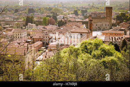 Panorama von der alten Stadt Marostica mit der Unterburg, die dem berühmten Chess Platz überblickt. Stockfoto