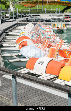 Tretboot fahren in einer langen Schlange an der Anlegestelle des Sees geparkt. Stockfoto