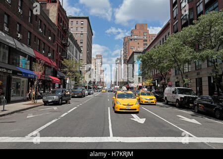 New York gelben Taxis ziehen Sie an der Ampel Lexington Avenue (und E 81st St), Manhattan, New York City, Vereinigte Staaten. Stockfoto