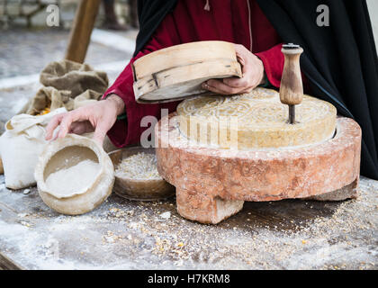 Alten Mühlstein, der per hand gedreht wurde, um Mehl und Brot zu produzieren. Stockfoto