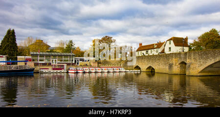 Blick auf die Themse in Abingdon Bridge Salters Steamers Boot mieten und die Nag es Head Pub kann im Hintergrund zu sehen. Stockfoto