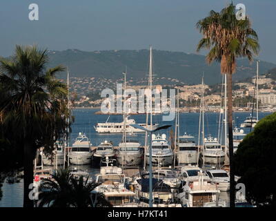 AJAXNETPHOTO. 2016. CANNES, FRANKREICH. -COTE D ' AZUR RESORT - BLICK ÜBER DIE BUCHT VON CANNES AUF DEN ALTEN HAFEN UND DIE STADT MIT SUPER-YACHTEN UND CRUISER IM PORT PIERRE CANTO MARINA FESTGEMACHT.  FOTO: JONATHAN EASTLAND/AJAX REF: GX163110 6445 Stockfoto