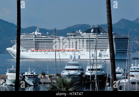 AJAXNETPHOTO. 2016. CANNES, FRANKREICH. -COTE D ' AZUR RESORT - WEST BLICK ÜBER DIE BUCHT VON CANNES MIT SUPER-YACHTEN UND CRUISER IM PORT PIERRE CANTO MARINA FESTGEMACHT, DIE CRUISE LINER MSC FANTASIA VERANKERT IN DER BUCHT.  FOTO: JONATHAN EASTLAND/AJAX REF: GX163110 6454 Stockfoto