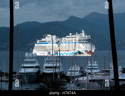 AJAXNETPHOTO. 2016. CANNES, FRANKREICH. -COTE D ' AZUR RESORT - BLICK NACH WESTEN ÜBER DIE BUCHT VON CANNES MIT SUPER-YACHTEN UND CRUISER VERTÄUT IM HAFEN PIERRE CANTO MARINA CRUISE LINER AIDA STELLA IN DER BUCHT VERANKERT.  FOTO: JONATHAN EASTLAND/AJAX REF: GX163110 6459 Stockfoto