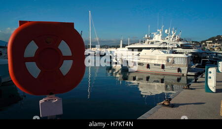 AJAXNETPHOTO. 2016. CANNES, FRANKREICH. -COTE D ' AZUR MARINA - REFLEXIONEN IN PORT PIERRE CANTO MARINA.  FOTO: JONATHAN EASTLAND/AJAX REF: GX163110 6571 Stockfoto