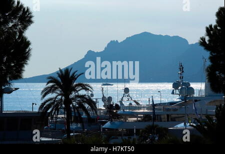 AJAXNETPHOTO. 2016. CANNES, FRANKREICH. -COTE D ' AZUR RESORT - BLICK NACH WESTEN ÜBER EINE GLITZERNDE BUCHT VON CANNES MIT SUPER-YACHTEN UND CRUISER IM PORT PIERRE CANTO MARINA FESTGEMACHT.  FOTO: JONATHAN EASTLAND/AJAX REF: GX163110 6580 Stockfoto