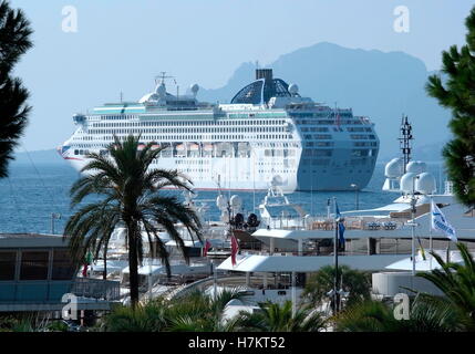 AJAXNETPHOTO. 2016. CANNES, FRANKREICH. -COTE D ' AZUR RESORT - BLICK NACH WESTEN ÜBER DIE BUCHT VON CANNES MIT SUPER-YACHTEN UND CRUISER VOR ANKER IM HAFEN PIERRE CANTO MARINA, DIE P & O CRUISES LINER OCEANA IN DER BUCHT VERANKERT.  FOTO: JONATHAN EASTLAND/AJAX REF: GX163110 6597 Stockfoto