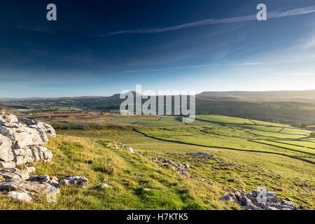 Fernblick von Pen-y-Gent Blick über Ribblesdale aus Smearsett in den Yorkshire Dales National Park, England, UK Stockfoto