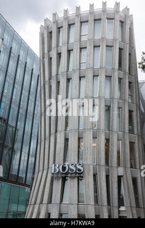 Die Hugo Boss Flagship-store in Jingumae Nachbarschaft. Stockfoto