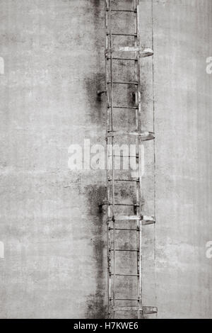 Außenseite des alten Industriegebäude mit Leiter. Betonarchitektur. Verlassenen Fabrik. Stockfoto