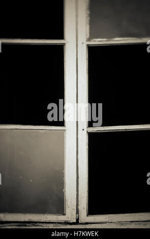 Alten zerbrochenes Fenster mit fehlenden Glas. Verlassenes Haus Detail. Stockfoto