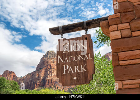 Zeichen markieren den Eingang zum Zion National Park in Springdale, Utah Stockfoto