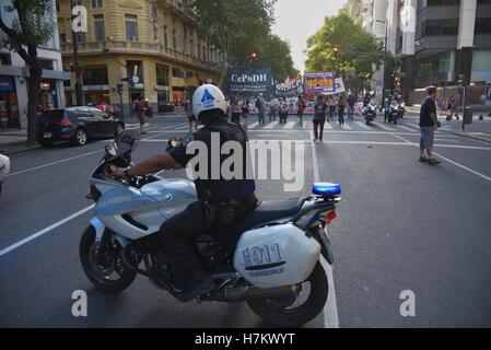 Polizist während einer Kundgebung der linken Organisationen marschierten in Buenos Aires am 27. Januar 2016. Stockfoto