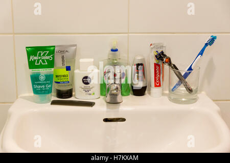 Eine Auswahl an männlichen Pflegeprodukten auf einem Waschbecken Stockfoto