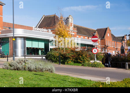 Basingstoke Bahnhof, in der Stadt Basingstoke in der Grafschaft Hampshire in England, ist an der South Western Main Bahnlinie Stockfoto