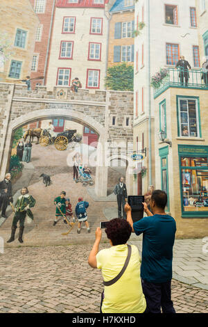 Touristen von asiatischen Extraktion fotografieren vor dem Fresko für die Menschen von Quebec, "Quebec City", Quebec, Kanada Stockfoto