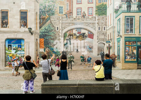 Touristen von asiatischen Extraktion fotografieren vor dem Fresko für die Menschen von Quebec, "Quebec City", Quebec, Kanada Stockfoto