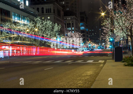 Weihnachtsnacht Stadtbild mit unscharfen Auto Ampeln Stockfoto