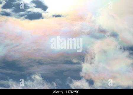 Pastell-Farben des Regenbogens In irisierende Wolken Stockfoto