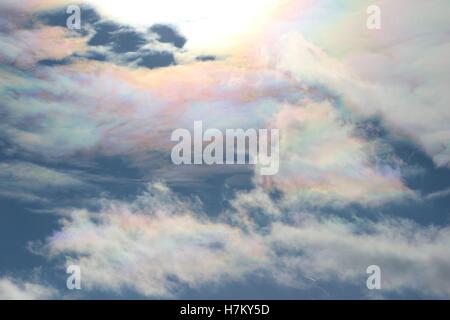 Schillernden Regenbogen Wolken mit blauem Himmel Stockfoto