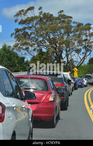 Pendeln Pkw warten im Stau auf der Staatsstraße. Stockfoto