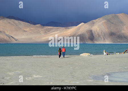 Leh Ladakh Indien Pangong Seenlandschaft genießen paar Stockfoto