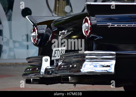 Rückseite des schwarzen Ford Fairlane mit Chromstoßstange Stockfoto