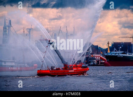 Feuer Boot auf der Elbe in Hamburg, Deutschland. Stockfoto