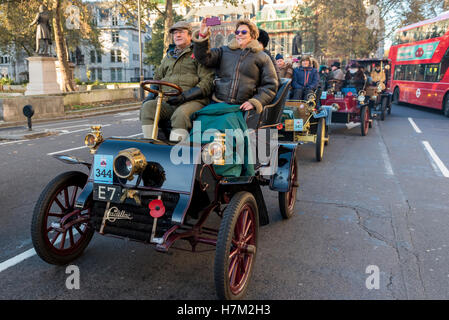 London, UK. 6. November 2016. Teilnehmer, die Teilnahme an der 120. Bonhams London to Brighton Veteran Car Run fahren vom Zentrum Londons entfernt auf dem Weg zur Küste. Der Flucht erinnert an die Emanzipation Ausführen des 14. November 1896, feierte die Lokomotiven auf dem Highway Act, wenn das Tempolimit für "leichte Lokomotiven" von 4 km/h auf 14 km/h erhöht wurde, Abschaffung den Bedarf an Fahrzeugen ein Mann zu Fuß vorausgehen muss. Die 60 Meile Reise erfolgt 400 Pre-1905 hergestellten Fahrzeuge, von denen einige Frequernt Störungen leiden. Bildnachweis: Stephen Chung/Alamy Live-Nachrichten Stockfoto