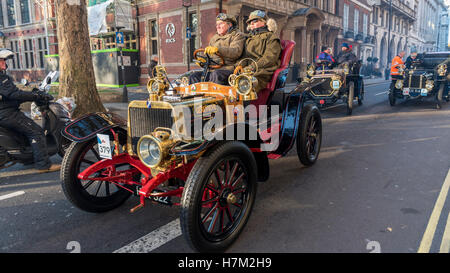 London, UK. 6. November 2016. Teilnehmer, die Teilnahme an der 120. Bonhams London to Brighton Veteran Car Run fahren vom Zentrum Londons entfernt auf dem Weg zur Küste. Der Flucht erinnert an die Emanzipation Ausführen des 14. November 1896, feierte die Lokomotiven auf dem Highway Act, wenn das Tempolimit für "leichte Lokomotiven" von 4 km/h auf 14 km/h erhöht wurde, Abschaffung den Bedarf an Fahrzeugen ein Mann zu Fuß vorausgehen muss. Die 60 Meile Reise erfolgt 400 Pre-1905 hergestellten Fahrzeuge, von denen einige Frequernt Störungen leiden. Bildnachweis: Stephen Chung/Alamy Live-Nachrichten Stockfoto