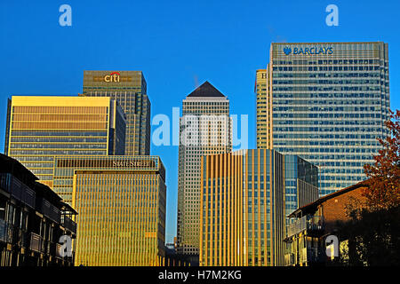 Canary Wharf, London, UK. 6. November 2016. UK-Wetter: helle Sonnenaufgang über Canary Wharf, London financial District Credit: WansfordPhoto/Alamy Live News Stockfoto