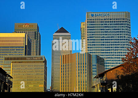 Canary Wharf, London, UK. 6. November 2016. UK-Wetter: helle Sonnenaufgang über Canary Wharf, London financial District Credit: WansfordPhoto/Alamy Live News Stockfoto