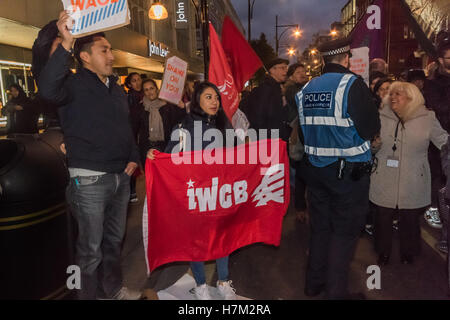 London, UK. 5. November 2016. Der IWGB zeigen Sie ihre Unterstützung für die Reinigungskräfte, die Arbeiten bei John Lewis und dessen Kampagne für Gleichbehandlung fingen vor einigen Jahren. Reiniger Union United Voices der Welt und die Fans fordern, dass das Unternehmen seine Reiniger auf der gleichen Grundlage wie andere Mitarbeiter gerecht, die dort arbeiten. Bildnachweis: Peter Marshall/Alamy Live-Nachrichten Stockfoto