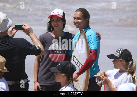 Sydney, Australien. 6. November 2016. Headliner der internationalen Beach Festival am North Cronulla Beach war der QS6000 Sydney International Womens Pro Serie Surf-Wettbewerb qualifizieren. Bildnachweis: Richard Milnes/Alamy Live-Nachrichten Stockfoto