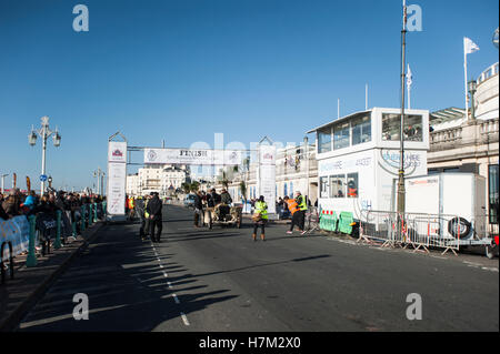 Brighton, East Sussex. 6. November 2016. Das erste Auto, ein Oldtimer Mercedes, übergibt die Ziellinie für die 2016 London to Brighton Veteran Car Run. Bildnachweis: Francesca Moore/Alamy Live-Nachrichten Stockfoto