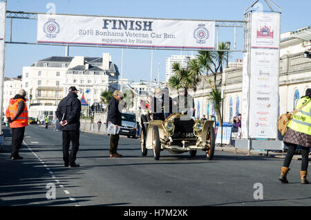 Brighton, East Sussex. 6. November 2016. Das erste Auto, ein Oldtimer Mercedes, übergibt die Ziellinie für die 2016 London to Brighton Veteran Car Run. Bildnachweis: Francesca Moore/Alamy Live-Nachrichten Stockfoto