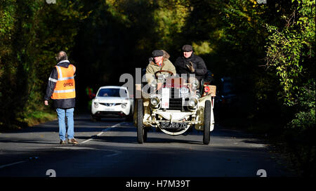 Pycombe Sussex, UK. 6. November 2016. Ein 1901 Panhard Levassor heads-up die Hügel am Pycombe vor den Toren Brighton wie sie Bonhams London to Brighton Veteran Car Run im schönen Herbst Sonnenschein Vormittag Credit teilzunehmen: Simon Dack/Alamy Live News Stockfoto