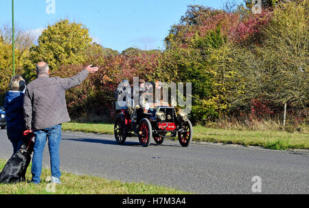 Pycombe Sussex, UK. 6. November 2016. Zuschauer beobachten die frühe Ankunft am Pycombe nördlich von Brighton, wie sie Bonhams London to Brighton Veteran Car Run im schönen Herbst Sonnenschein Vormittag Credit teilzunehmen: Simon Dack/Alamy Live News Stockfoto