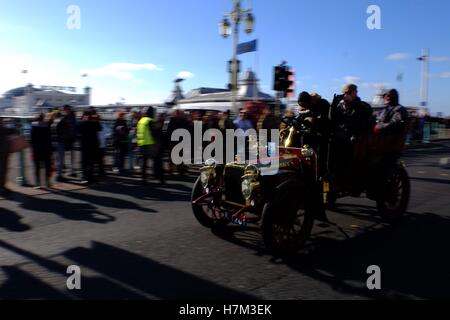 Brighton, UK. 6. November 2016. Bonhams 120. Jahrestag von London nach Brighton Veteran Car 2016 auf 11.06.2016 ausgeführt. Die ersten Autos überliefern Brighton Pier im Vorfeld bis zur Ziellinie auf Madeira-Laufwerk nach dem Hyde Park in London am frühen Morgen verlassen. Bildnachweis: Julie Edwards/Alamy Live-Nachrichten Stockfoto