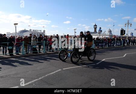 Brighton, UK. 6. November 2016. Bonhams 120. Jahrestag von London nach Brighton Veteran Car 2016 auf 11.06.2016 ausgeführt. Die ersten Autos überliefern Brighton Pier im Vorfeld bis zur Ziellinie auf Madeira-Laufwerk nach dem Hyde Park in London am frühen Morgen verlassen. Bildnachweis: Julie Edwards/Alamy Live-Nachrichten Stockfoto