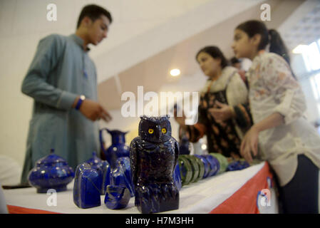 Peshawar. 6. November 2016. Menschen besuchen einen Stall während der Edelsteine und Schmuckausstellung in Nordwest-Pakistan Peshawar, am 6. November 2016. Pakistan hat wertvolle und teure Steinen, die in den nördlichen Gebieten, bergigen Gelände des Khyber-Pakhtunkhwa, Belutschistan und die Gebiete an der Grenze zu Iran und Afghanistan gefunden werden. © Umar Qayyum/Xinhua/Alamy Live-Nachrichten Stockfoto