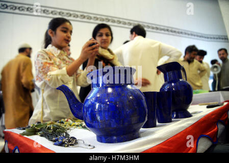 Peshawar. 6. November 2016. Menschen besuchen einen Stall während der Edelsteine und Schmuckausstellung in Nordwest-Pakistan Peshawar, am 6. November 2016. Pakistan hat wertvolle und teure Steinen, die in den nördlichen Gebieten, bergigen Gelände des Khyber-Pakhtunkhwa, Belutschistan und die Gebiete an der Grenze zu Iran und Afghanistan gefunden werden. © Umar Qayyum/Xinhua/Alamy Live-Nachrichten Stockfoto